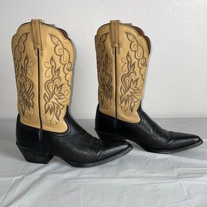 Ariat ladies leather two tone tan black snip toe cowgirl boots size 7.5B heel.